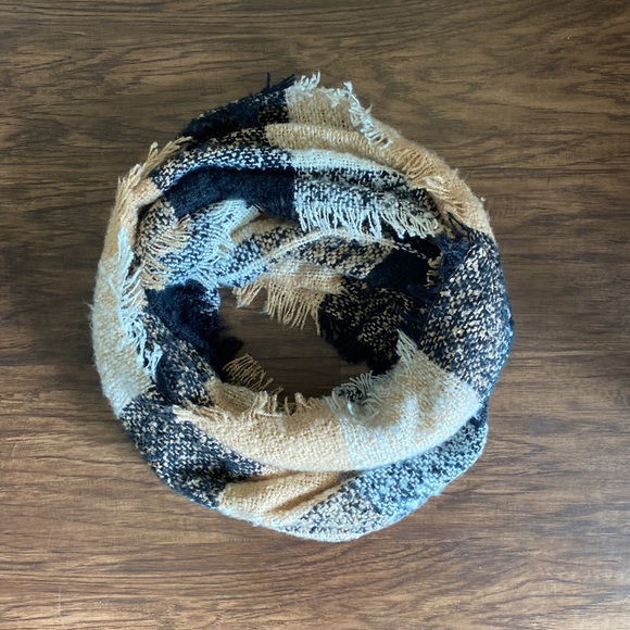 Blanket Infinity Scarf - Picture 4 of 10